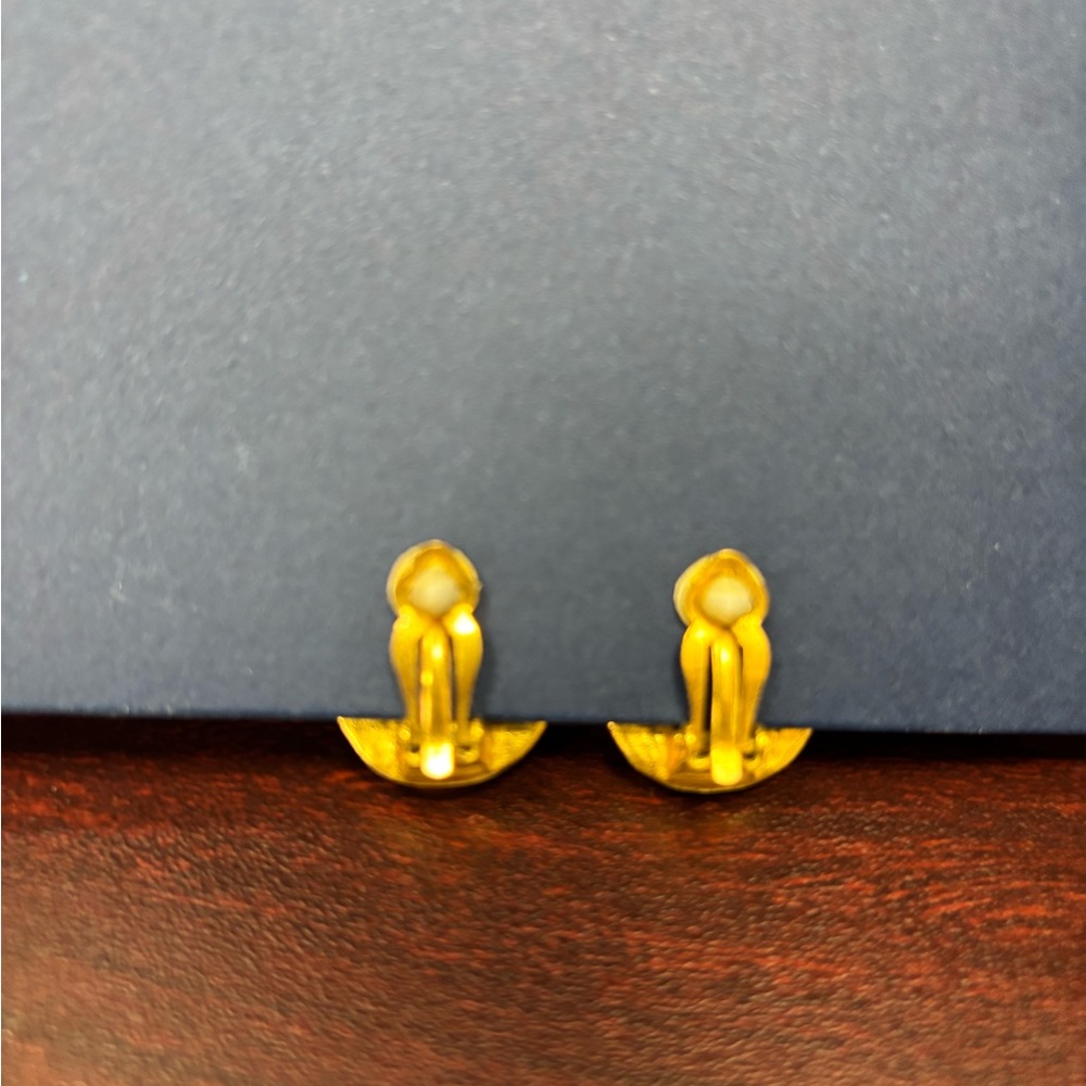 Authentic Vintage Chanel Clip Earings - Picture 2 of 5